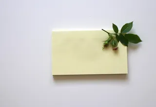 Notebook z wynajmu notebooków. Obok notebooka leży notes i długopis