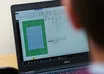 Notebook z wynajmu notebooków. Obok notebooka leży notes i długopis